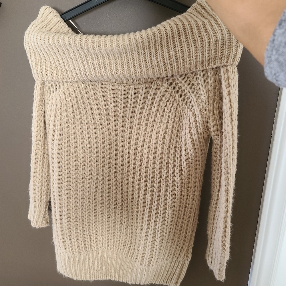 2/25$ 🛍Boohoo Knitted Off the shoulder Sweater